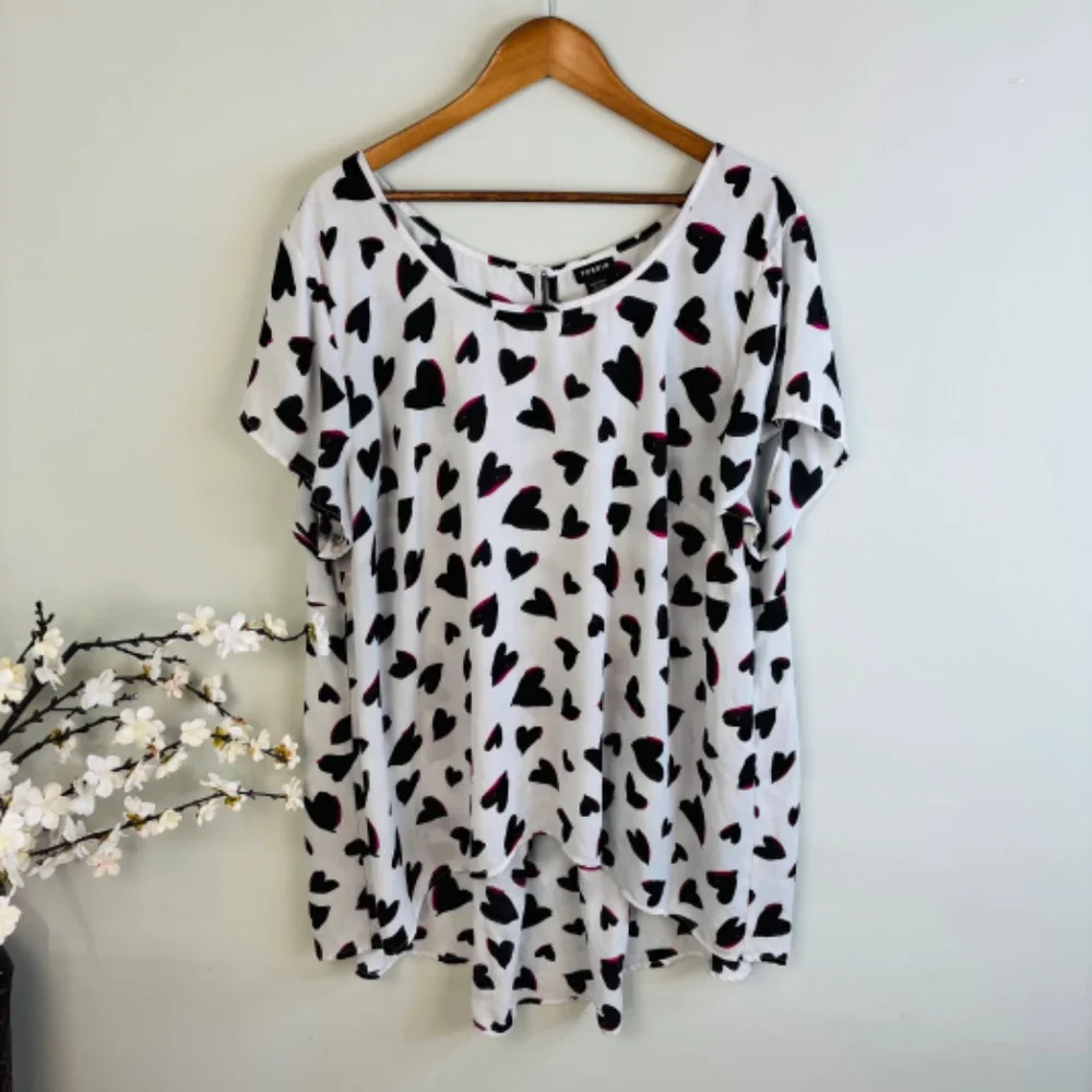 torrid White Heart Print Short Sleeve Blouse with Black & Pink Accents